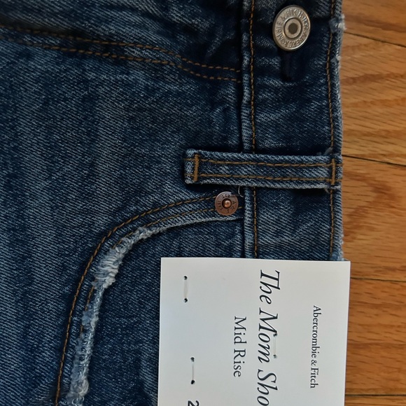 NWT- Abercrombie Mom Short- Midrise - Picture 3 of 6